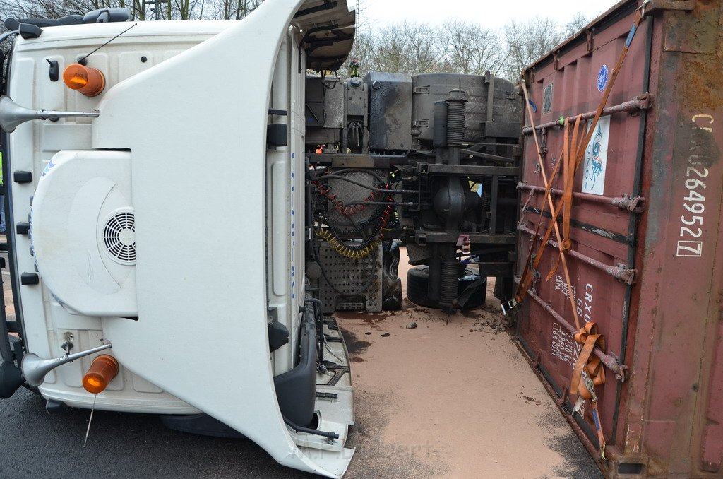 LKW umgestuerzt Niehler Hafen P160.JPG